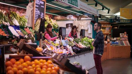 Vuelta a la normalidad tras el apagón eléctrico sufrido en Navarra este lunes 28 de abril. Los puestos de frutas, verduras, carne y pescado del Mercado del Ensanche de Pamplona trabajan sin ningún problema