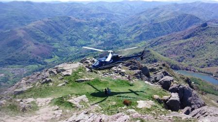 Imagen del helicóptero que transporta el material para restaurar la ermita de la Trinidad en Mendaur.