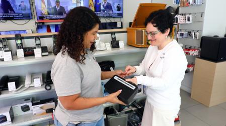 Tienda Cenor Bayona, venta de transistores por el apagón en toda España