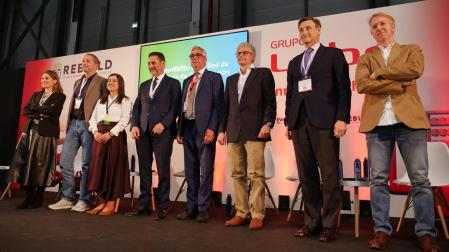Los presidentes de AEICE, Estíbaliz González; CCIC, Pere Armora; la directora de BuildInn, Marta Epelde; junto a los presidentes del Clúster de la Edificación, Juan Antonio Gómez; CICA, Juan Carlos Bandrés; Galicia Constrúe, Diego Freire; de ICONS, Íñigo Eugui; y de ARIC, Ismael Martín en el acto de constitución de la Red de Clústeres de la Construcción en Rebuild 2025.