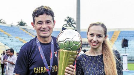 Kibu Vicuña, junto a su pareja, Jasia Bielecka, con el trofeo de campeón de la I-League 2
