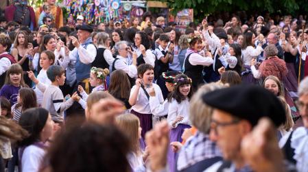 Dantzaris de todas las edades llenaron de ambiente, música y color la plaza Txantrea durante la inauguración de las fiestas del barrio