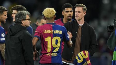 Lamine Yamal saluda a Ter Stegen tras finalizar el choque de Champions contra el Inter de Milan en el Lluis Company /