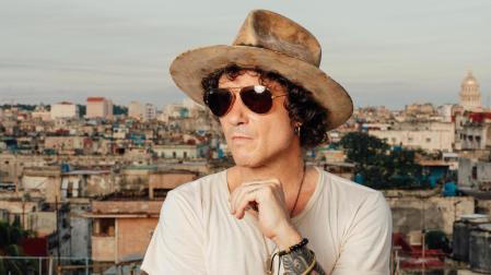 El cantante Enrique Bunbury afirma que llega un punto en la vida de un músico, "cuando te quedan más discos por delante que por detrás", que se afina el tiro respecto a qué proyectos emprender de lo que se ha dejado en el tintero
