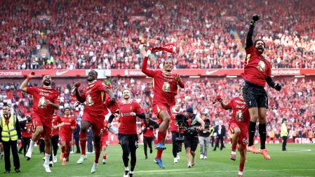 Los jugadores del Liverpool FC Mohamed Salah, Ibrahima Konate, Caoimhin Kelleher, Virgil van Dijk y Alisson Becker celebran la consecución del título de campeones de la Premier, el pasado 27 de abril