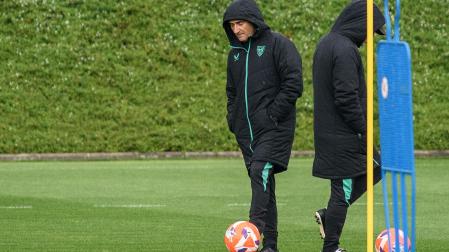 Ernesto Valverde, pensativo durante la sesión de entrenamiento de este viernes en Lezama /