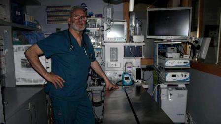 Leonardo Gainza, veterinario de 63 años, el pasado lunes sin luz en el quirófano de su clínica