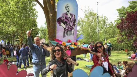 Una imagen de Tino Casal se ha sacado en andas en una procesión por la ribera del río Duero
