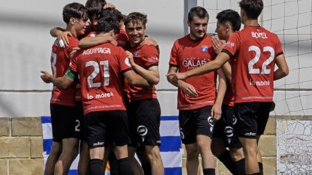 Los jugadores del Subiza celebran el primero de los cinco goles que marcaron ante el Izarra