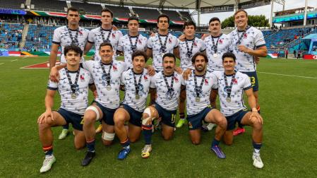 La selección española de rugby 7 posa con la medalla de plata que les acredita como subcampeones del mundo
