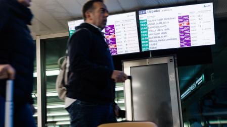 Pantallas en las que se pueden ver los retrasos y las horas de llegada de los trenes en la Estación de Atocha como consecuencia del robo de cables