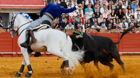 El rejoneador Guillermo Hermoso de Mendoza en la lidia al primero de los de su lote, durante la corrida de la Feria de Abril celebrada este domingo en la Real Maestranza