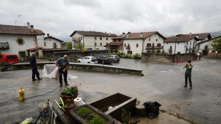 Fotos de las labores de limpieza en Iturmendi tras las inundaciones de este domingo