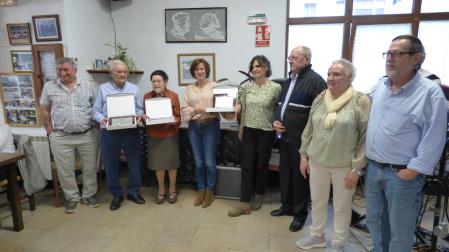 Imagen con componentes de la junta de la asociación y las personas homenajeadas