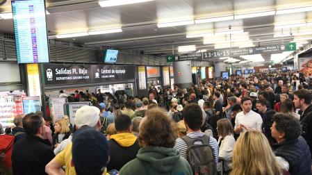 Decenas de personas esperan en la estación de Atocha mientras la circulación desde Madrid a Andalucía se reanuda progresivamente tras el robo de cable en distintos puntos de la línea de alta velocidad que provocó un caos ferroviario