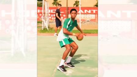 Pius Komasi, jugador de la selección ghanesa sub 18, con el balón en la mano /