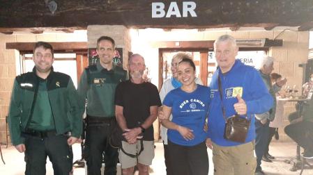 Foto del momento en el que los agentes de la Guardia Civil entregan al peregrino la riñonera extraviada con todo el dinero, la documentación y sus efectos personales