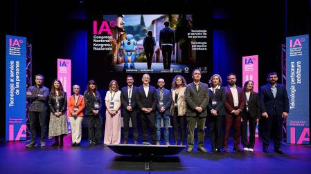 El vicepresidente Taberna con ponentes y participantes en la apertura del Congreso sobre IA que se celebra en Baluarte