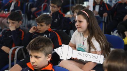 Parte de los escolares que participaron este martes en el acto celebrado en Fuerte del Príncipe