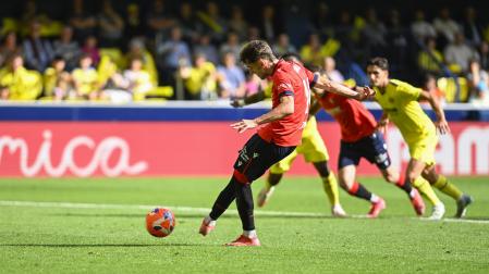 Aimar Oroz ejecuta el disparo desde los once metros el pasado sábado en Villarreal