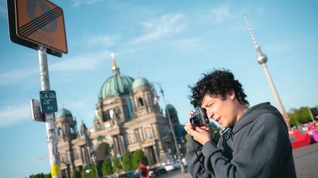 Pablo Villar con su cámara Leica en el centro de Berlín con su catedral al fondo.