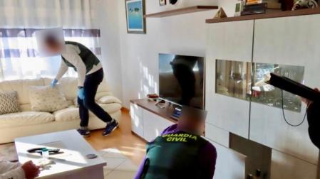 Guardias civiles, durante el registro de la vivienda