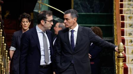 El presidente del Gobierno, Pedro Sánchez (d), y el ministro de Economía, Carlos Cuerpo, durante el pleno celebrado este jueves en el Congreso