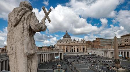 Nubes sobre la Plaza de San Pedro en el segundo día del cónclave, en la Ciudad del Vaticano, este jueves