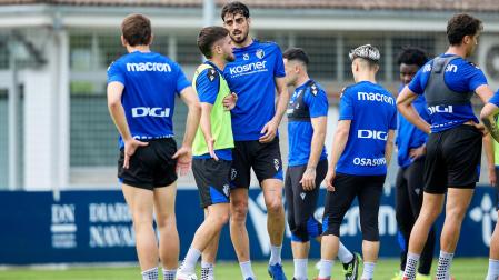 Los jugadores de Osasuna se toman un descanso durante la sesión de este jueves en Tajonar /