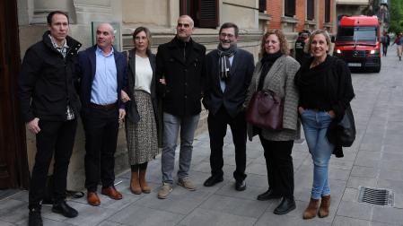 Secretarios de la Junta de ASSELNA, en la puerta del Parlamento, antes del inicio del pleno