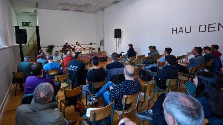 Una treintena de personas se han reunido este jueves en el encuentro impulsado por Sadar Bizirik