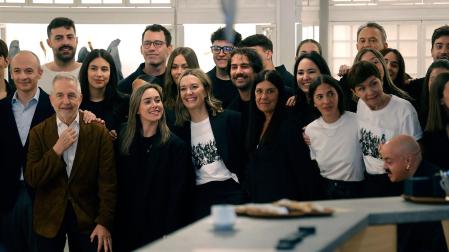 La presidenta de Inditex, Marta Ortega (4i), y el consejero delegado, Óscar García Maceiras (i), en el primero de los actos que tiene lugar con motivo del cincuenta aniversario de Zara este lunes