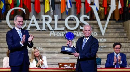 El rey Felipe aplaude a Josep Borrell tras hacerle entrega del Premio Europeo Carlos V