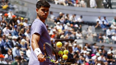 Carlos Alcaraz elige pelota durante su saque en el choque contra Lajovic en Roma /