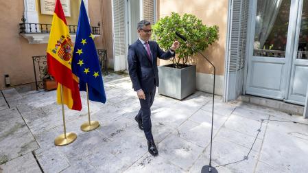 El ministro de la Presidencia, Justicia y Relaciones con las Cortes, Félix Bolaños,  atiende a los medios de comunicación, en la sede del Ministerio (Palacio de Parcent) /