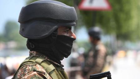 Un soldado indio hace guardia en Srinagar