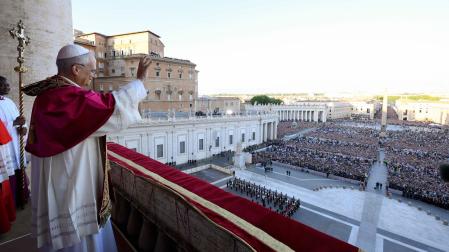 El Papa saluda a los fieles congregados en la plaza de San Pedro tras su elección