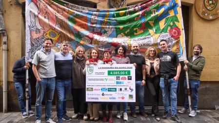 Miembros de la peña Oberna y de el Teléfono de la esperanza, tras la entrega de La mandarra solidaria