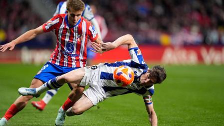 Aritz Elustondo de la Real Sociedad y Pablo Barrios del Atletico de Madrid en un momento del partido