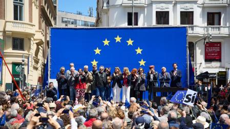 Asistentes a la concentración en defensa de Europa y la democracia, en la Plaza de Callao