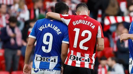 El delantero del Alavés, Asier Villalibre y el delantero del Athletic Club, Gorka Guruzeta, a la finalización del encuentro