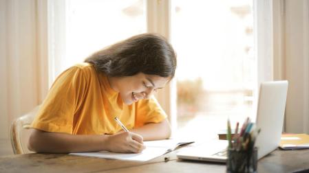 Una alumna estudia frente a un ordenador en una imagen de archivo