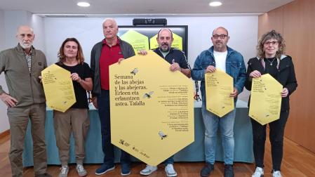 Representantes municipales y de Berdesia en la presentación de la Semana de las abejas