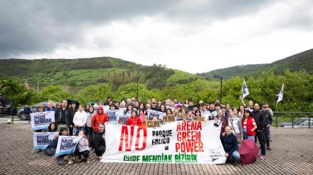 Foto de familia de los participantes en la convocatoria de Haize Berriak en Enderiz