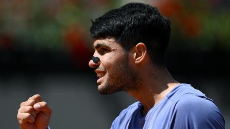Carlos Alcaraz celebra un tanto ante Karen Khachanov.