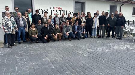 Asistentes al acto posan junto al mercado social inaugurado en el edificio polivalente en que se ha transformado la antigua bodega cooperativa de Arizala,