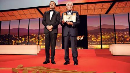 Robert de Niro, con la Palma de Oro de honor de Cannes, que le entregó Leonardo Dicaprio, a su lado