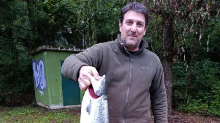 David Miranda con el lehenbiziko que ha pescado este miércoles