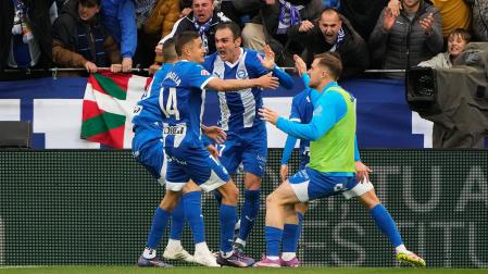 Los jugadores del Alavés celebran eufóricos el tanto de Joan Jordán desde los once metros que les daba la victoria /