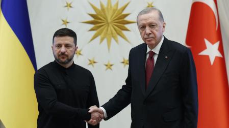 El presidente de Turquía, Recep Tayyip Erdogan, recibió a su homólogo ucraniano, Volodímir Zelenski, en el palacio presidencial en Ankara, en un encuentro cerrado a la prensa